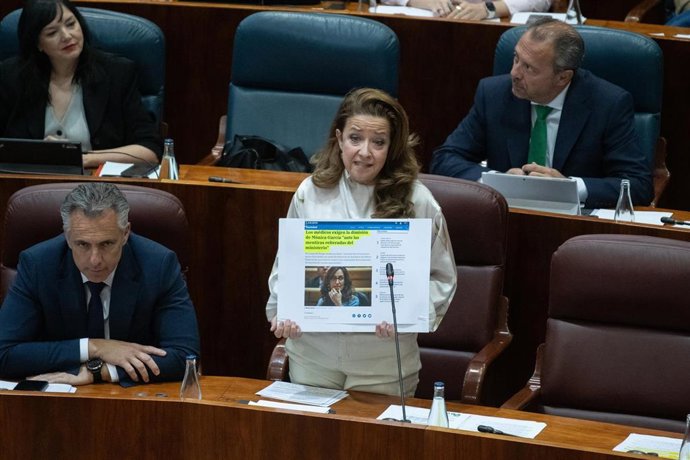 Archivo - La consejera de Sanidad de la Comunidad de Madrid, Fátima Matute, durante una sesión plenaria en la Asamblea de Madrid