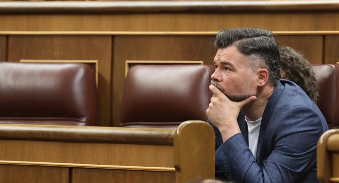 O deputado do ERC, Gabriel Rufián, durante uma sessão de perguntas ao Governo, no Congresso dos Deputados, em 10 de junho de 2026, em Madri (Espanha). O plenário do Congresso debate hoje as perguntas dirigidas a Pedro Sánchez sobre a Catalunha e a legisla