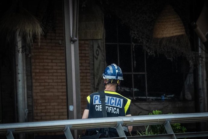 Realizan una primera visita de inspección a la planta baja del edificio del incendio del hotel