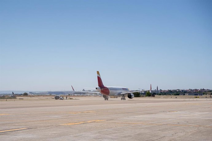 Un avión de Iberia durante la despedida del Papa antes de partir rumbo a Barcelona desde el aeropuerto internacional Adolfo Suárez Madrid-Barajas, a 9 de junio de 2026, en Madrid (España). El Pontífice deja Madrid tras haber realizado 11 actos entre el 6 