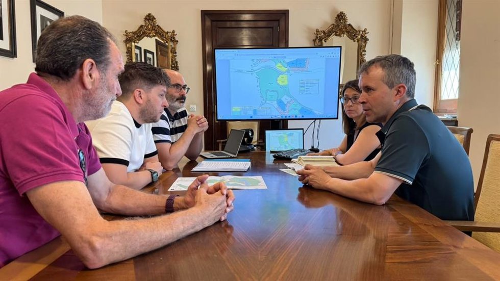 El alcalde de Jaén, Julio Millán, junto a la Segunda Teniente de alcalde y concejala de Urbanismo, África Colomo,en una reunión con Juan Ramón Moral, presidente de 'Puente Ibérico', la asociación de vecinos del Puente Tablas, y Francisco Zuheros.
