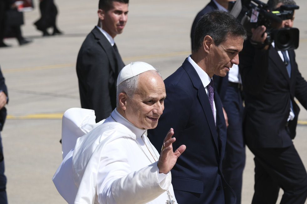 El Papa León XIV es recibido pore l presidente del Gobierno, Pedro Sánchez,  a su llegada a la base aérea de Gran Canaria-Gando, a 11 de junio de 2026, en Las Palmas de Gran Canaria, Las Palmas, Islas Canarias (España).