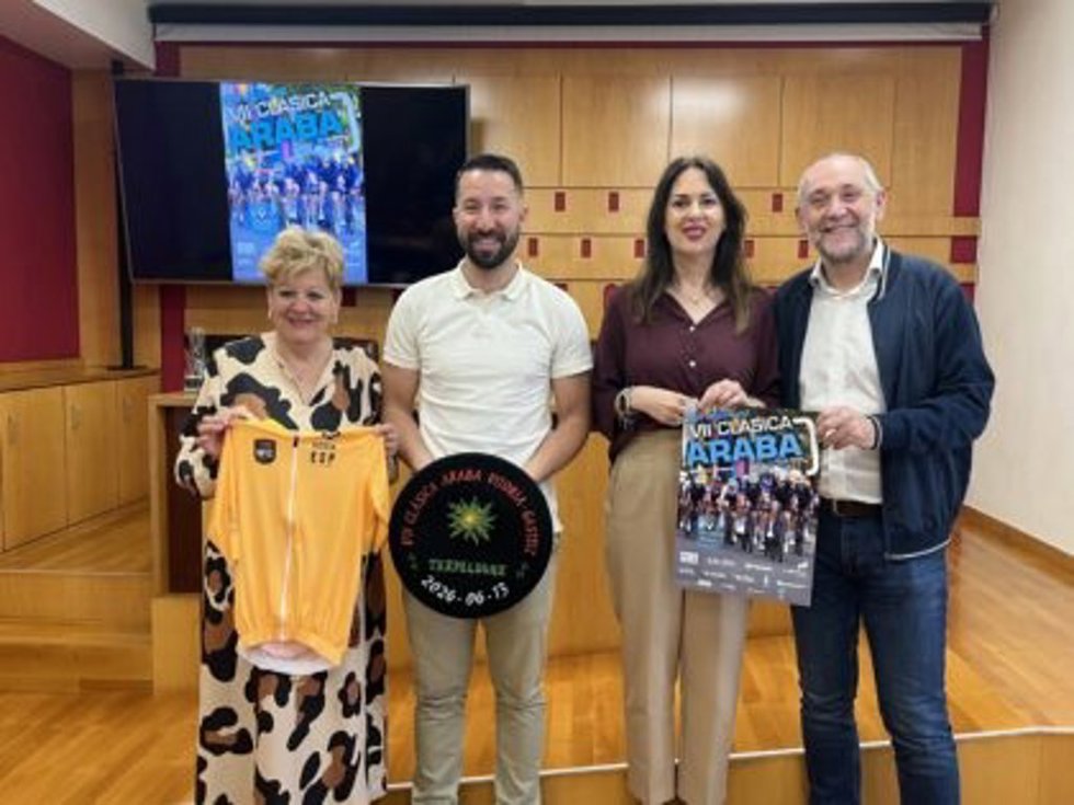La concejala de Deporte y Salud, Ana López de Uralde, la diputada foral de Cultura y Deporte, Ana del Val, el responsable de comunicación de Laboral Kutxa, Kepa Ortiz de Urbin, y el director técnico de la prueba, David Cotillas.