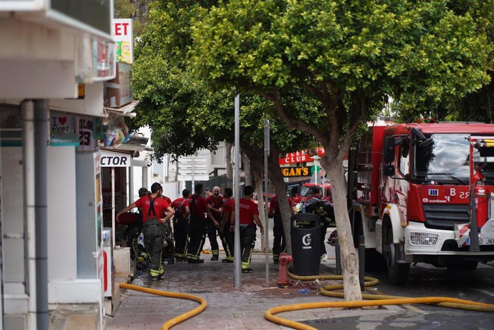 Varios bomberos trabajando en el lugar el incendio, a 11 de junio de 2026, en Magaluf, Mallorca, Islas Baleares (España).  