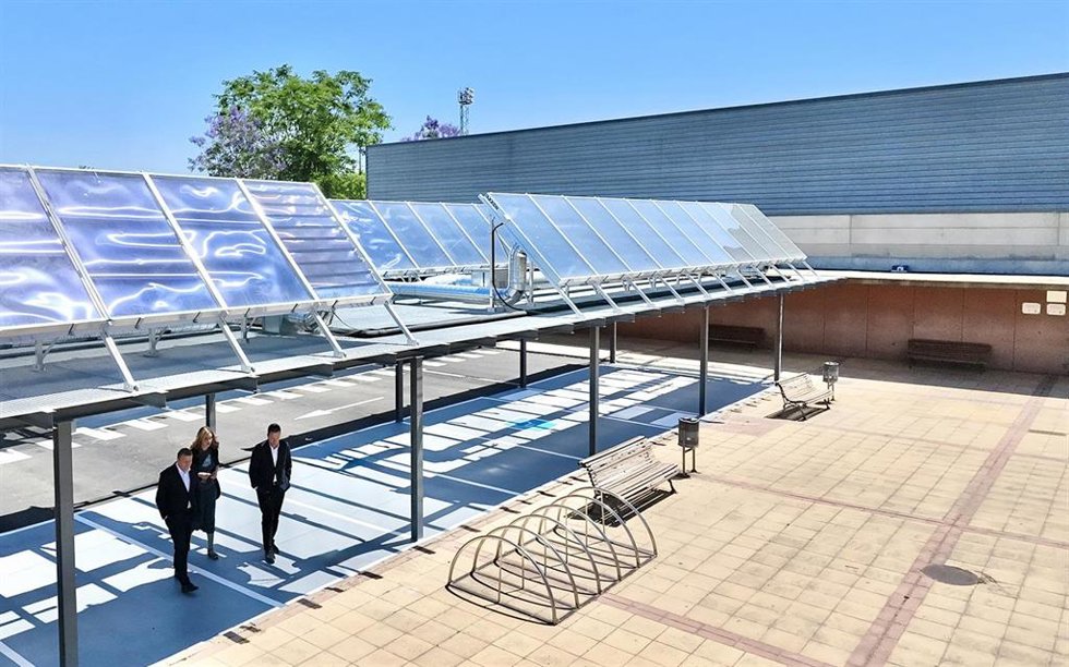 El Ayuntamiento de la Rinconada instala en la piscina cubierta un innovador sistema de energía solar por aire para calentar el agua