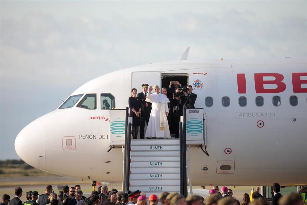 El Papa León XIV durante su despedida de Barcelona, en el aeropuerto internacional Josep Tarradellas Barcelona-El Prat, a 11 de junio de 2026, en Barcelona, Catalunya (España)