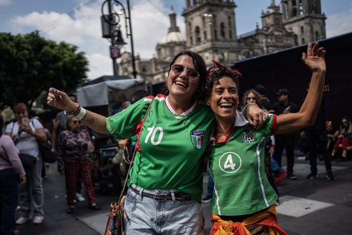 10 June 2026, Mexico, Mexico City: Mexican soccer fans pose for a photo near the FIFA Fan Festival in the historic center of Mexico City ahead of the opening match of the FIFA World Cup 2026. Photo: Felix Marquez/dpa