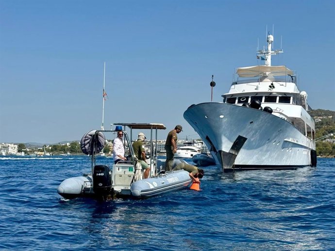 Una veintena de embarcaciones vigilan el litoral balear para prevenir los fondeos sobre posidonia.