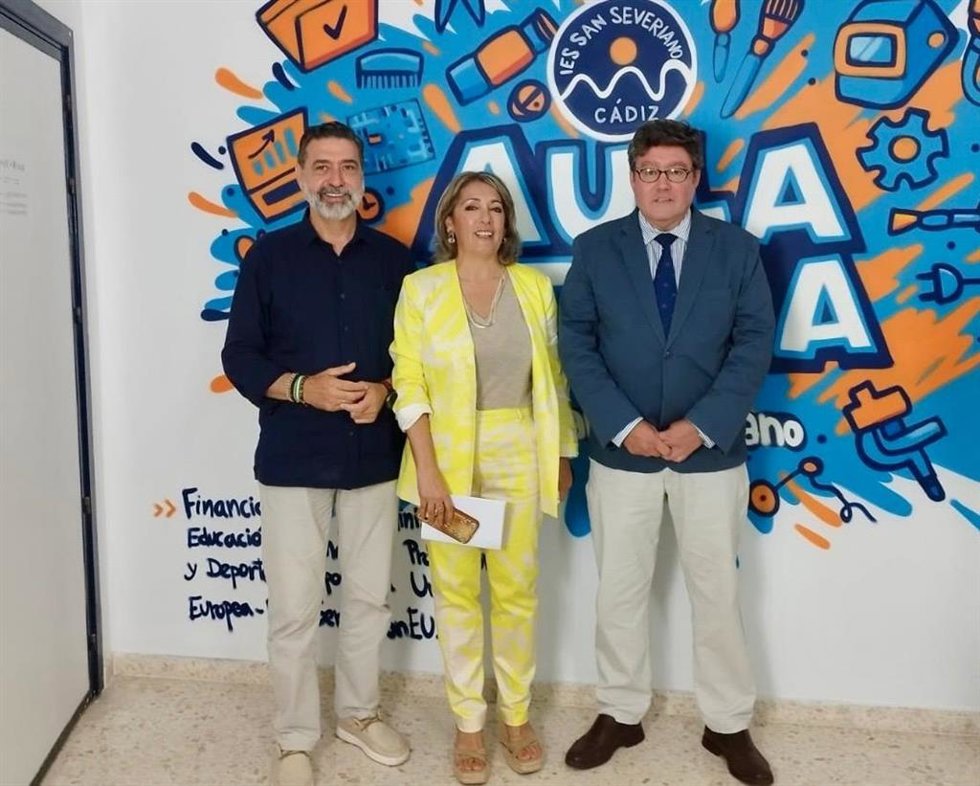 El delegado territorial de Desarrollo Educativo, Formación Profesional y de Universidad, Investigación e Innovación en Cádiz, José Ángel Aparicio (d), en una visita al aula Ateca del IES San Severiano de Cádiz