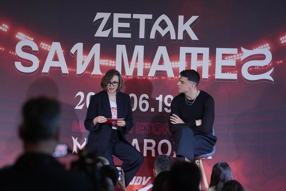 Archivo - El músico, compositor y productor Pello Reparaz, y la diputada general de Bizkaia, Elixabete Etxanobe, durante la presentación de nuevos detalles sobre MITOAROA III, a 16 de abril de 2026, en Bilbao.
