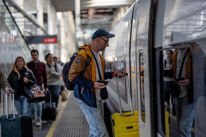 Archivo - Pasajeros se suben a un tren AVE destino Málaga que sale de la estación de Atocha, a 30 de abril de 2026, en Madrid (España).