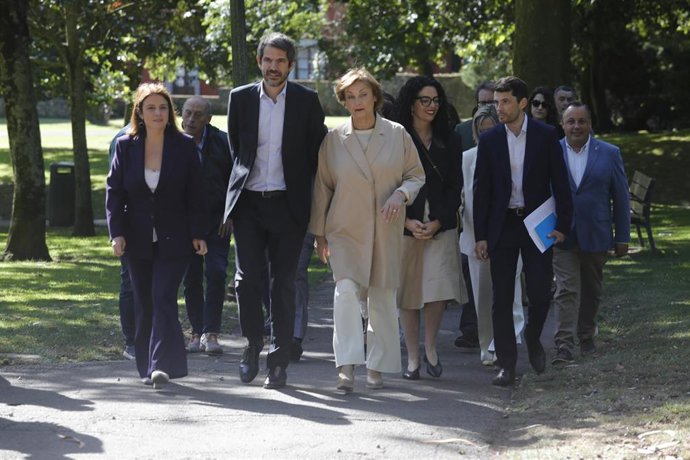 El ministro de Cultura, Ernest Urtasun (2i); la consejera de Cultura, Política Llingüística y Deporte del Principado de Asturias, Vanesa Gutiérrez (3d), y la alcaldesa de Avilés, Mariví Monteserín (3i), durante la inauguración de la I Bienal Climática: Ar