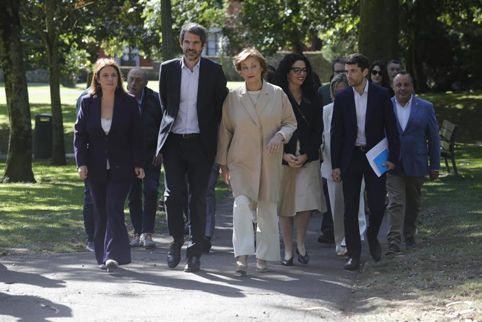 El ministro de Cultura, Ernest Urtasun (2i); la consejera de Cultura, Política Llingüística y Deporte del Principado de Asturias, Vanesa Gutiérrez (3d), y la alcaldesa de Avilés, Mariví Monteserín (3i), durante la inauguración de la I Bienal Climática: Ar