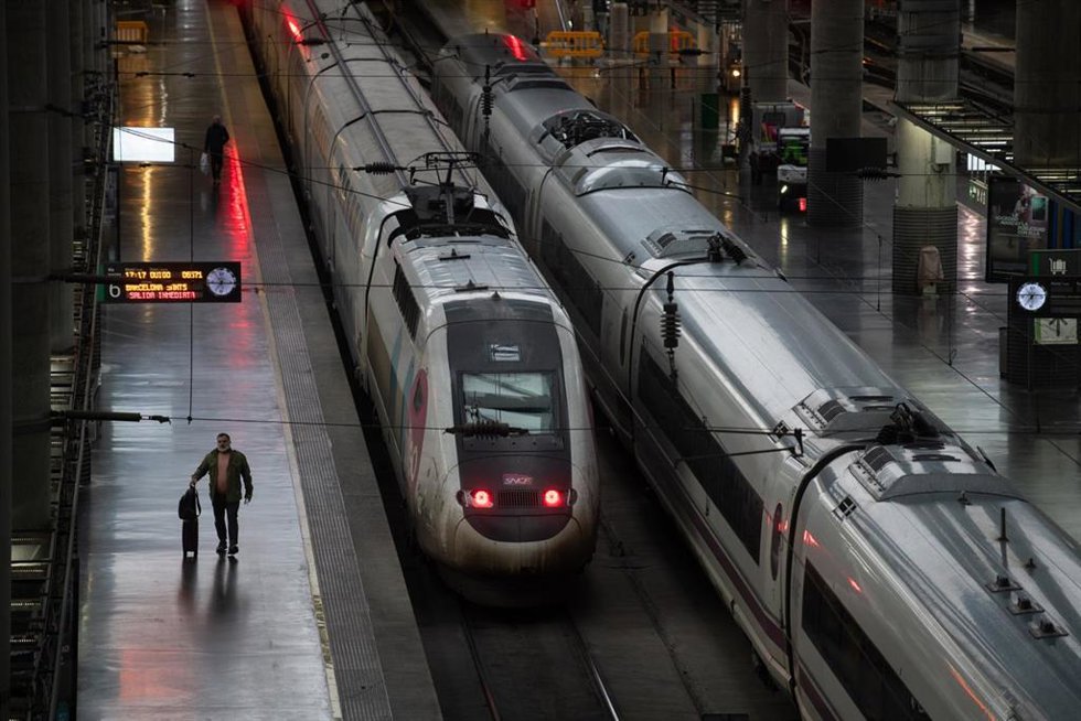 Archivo - Trenes estacionados en la estación Madrid-Puerta de Atocha-Almudena Grandes, a 15 de enero de 2026, en Madrid (España).