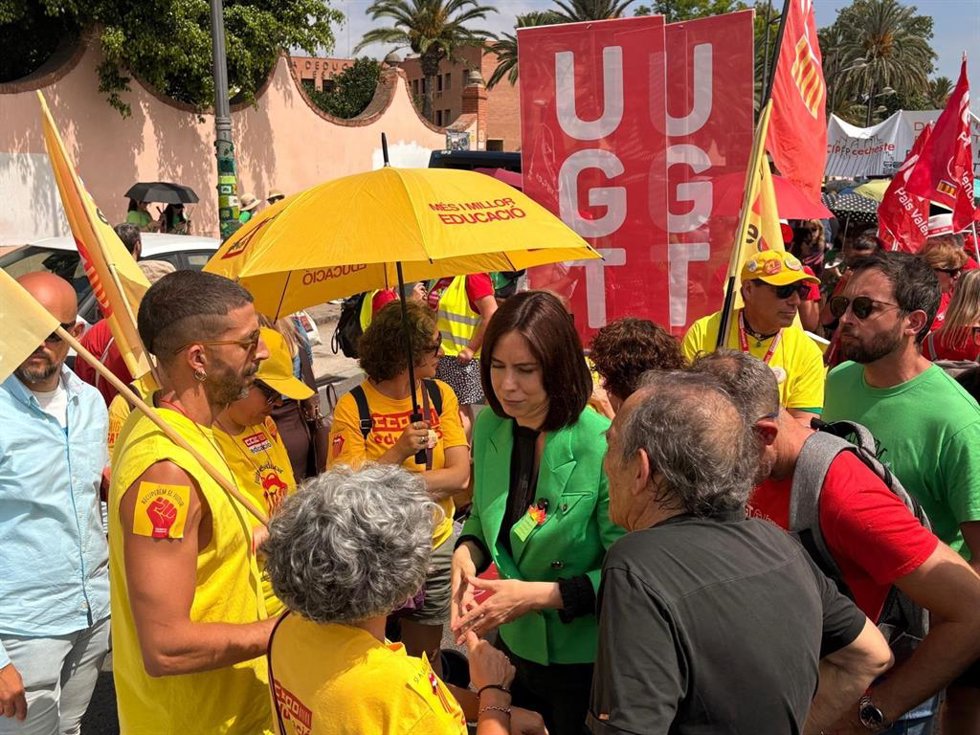 La ministra de Ciencia y Universidades y secretaria general del PSPV, Diana Morant, en la protesta de docentes ante la Conselleria de Educación.