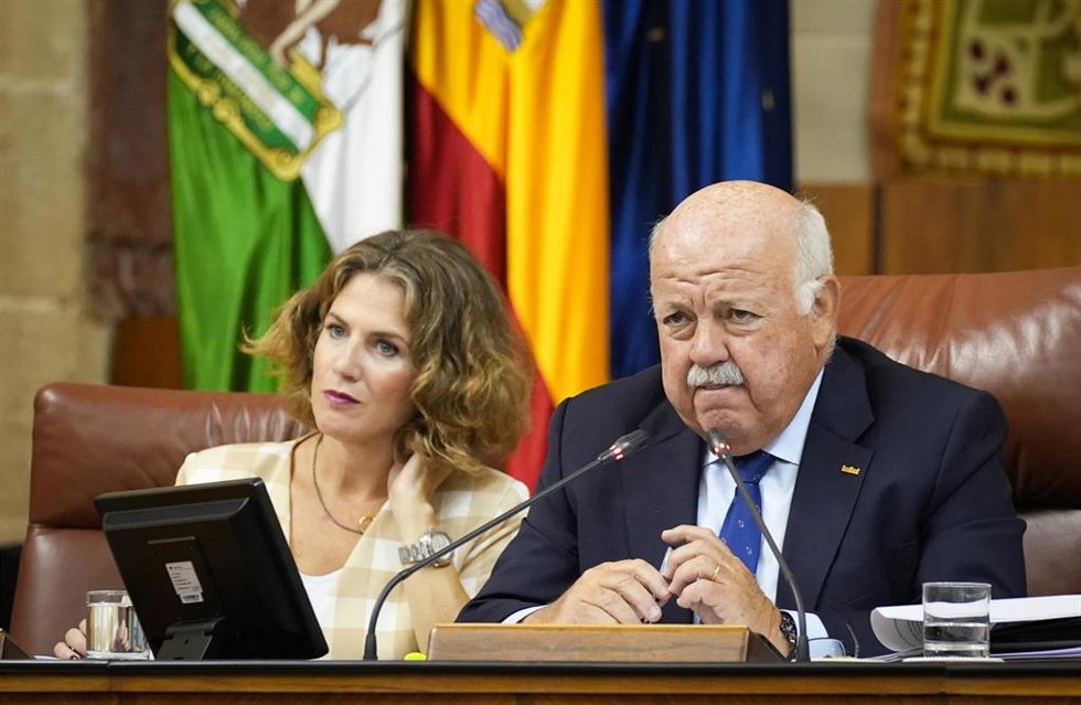 Archivo - El presidente del Parlamento Andaluz, Jesús Aguirre (d), junto a la vicepresidenta del Parlamento de Andalucía, Ana Mestre (i), de la XII Legislatura durante la sesión de control al Gobierno (Imagen de archivo)