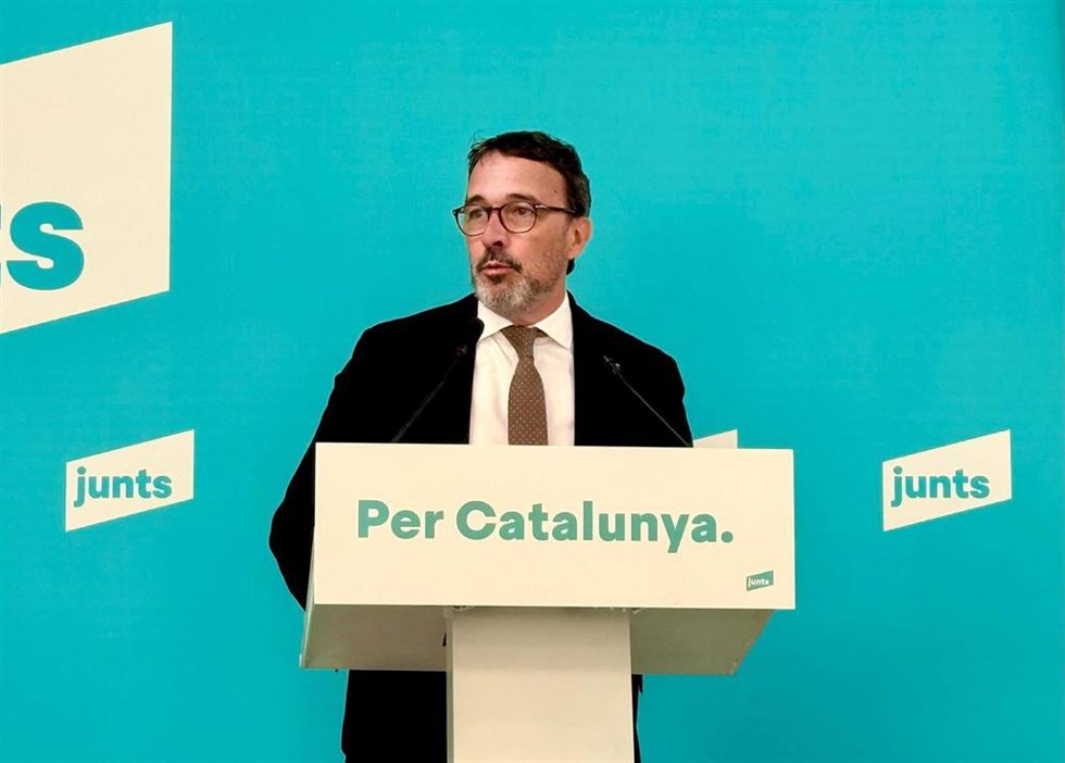 El portavoz de Junts, Josep Rius, en rueda de prensa.