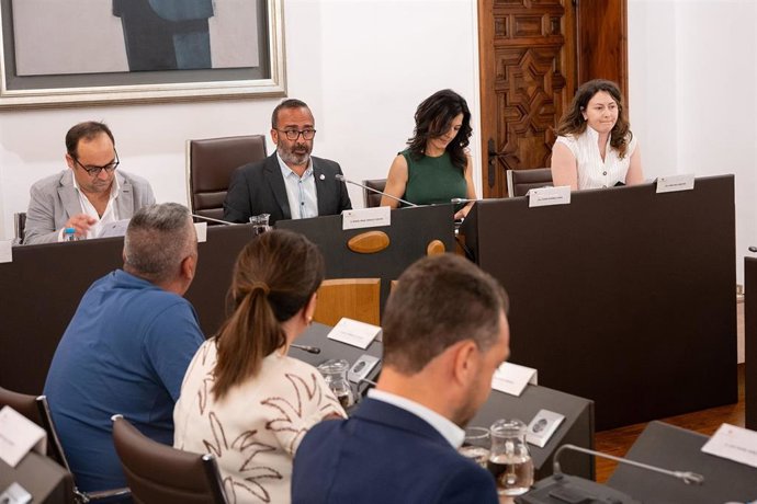 Pleno extraordinario de la Diputación de Cáceres donde se ha dado luz verde a un plan de inversiones de 20 millones de euros para todos los municipios de la provincia