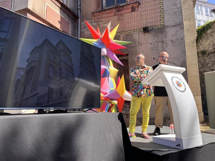 Okuda y el presidente de la Fundación 'Coloring the World', Óscar Sanz, presentan el proyecto del 'Museo del Kolor' que va a ejecutarse en el Palacio de Cortiguera de Santander