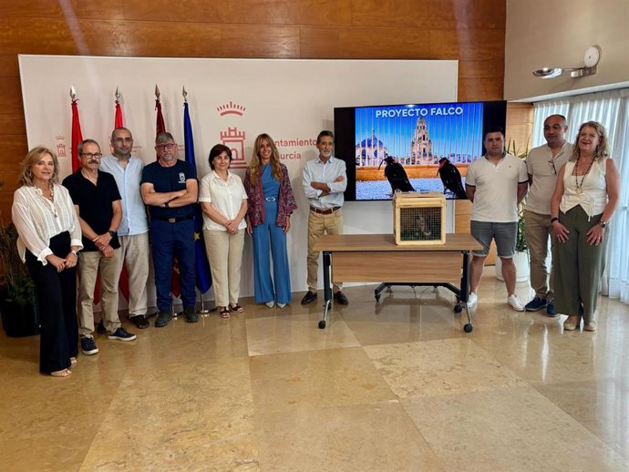 Acto de firma de un convenio entre el Ayuntamiento de Murcia y cuatro centros de cría para incorporar 4 nuevos ejemplares de halcón peregrino al 'Proyecto Falco'