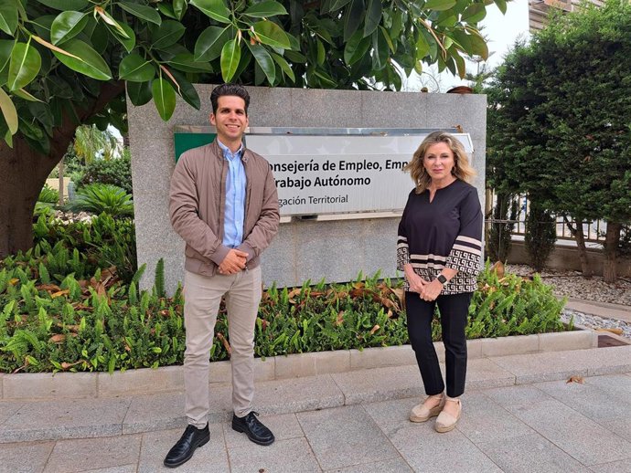 La delegada territorial de Empleo, Empresa y Trabajo Autónomo en Málaga junto a Javier Espinosa Mateos, impulsor de Jábega Social