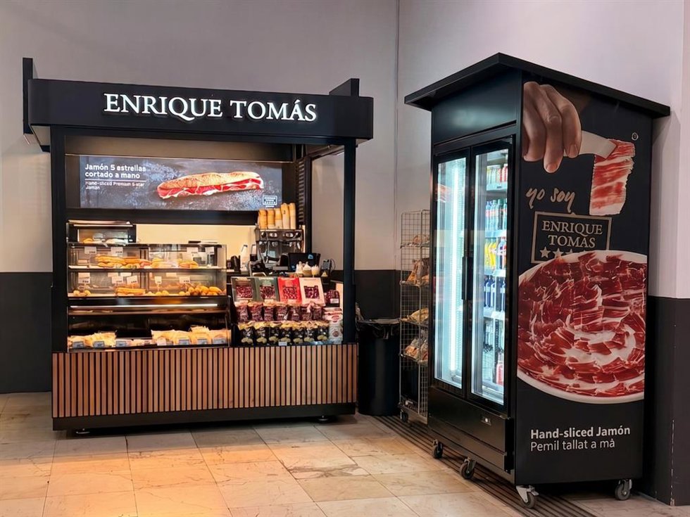 Enrique Tomás presenta su nuevo modelo de quiosco gastronómico en la Estación de Sants en Barcelona