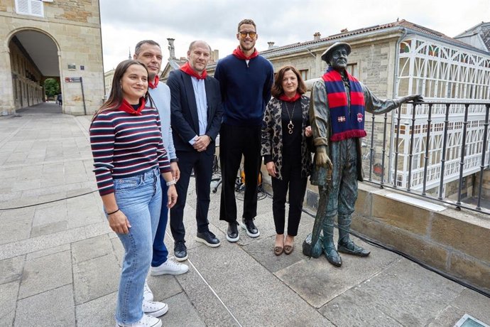La portavoz del PNV, Beatriz Artolazabal, el director deportivo de Saski Baskonia, Félix Fernández, el entrenador Paolo Galbiati, el capitán, Tadas Sedekerskis, y Myriam Pereda, en representación de la afición baskonista.