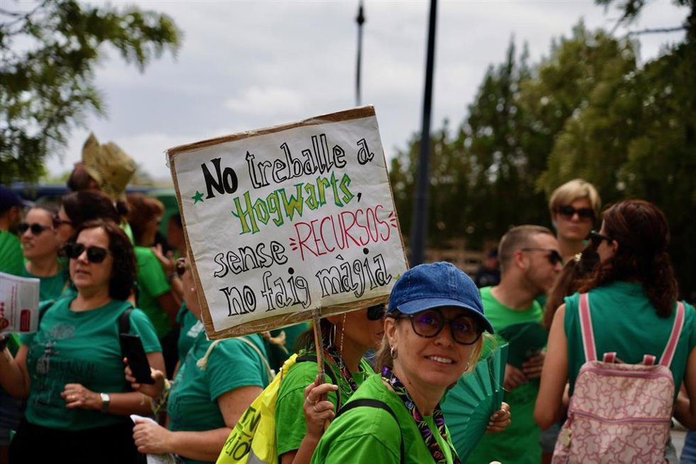 Manifestación de docentes a las puertas de la Conselleria de Educación.