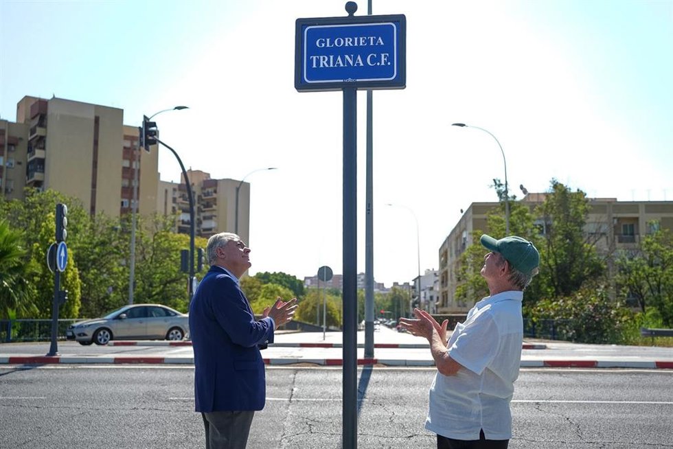 Inauguración de la Glorieta dedicada al Triana Club de Fútbol con el alcalde de Sevilla, José Luis Sanz (i), y el presidente del club