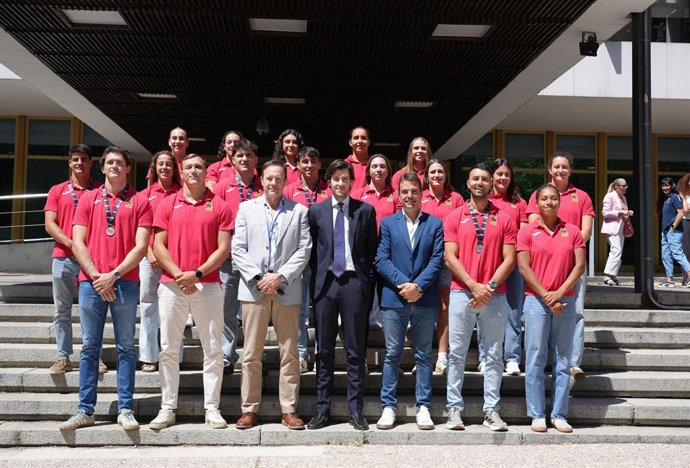 Homenaje en el CSD a las selecciones españolas masculina y femenina de rugby seven, con el presidente de la RFER, Juan Carlos Martín 'Hansen', y el director general de Deportes del CSD, Fernando Molinero.