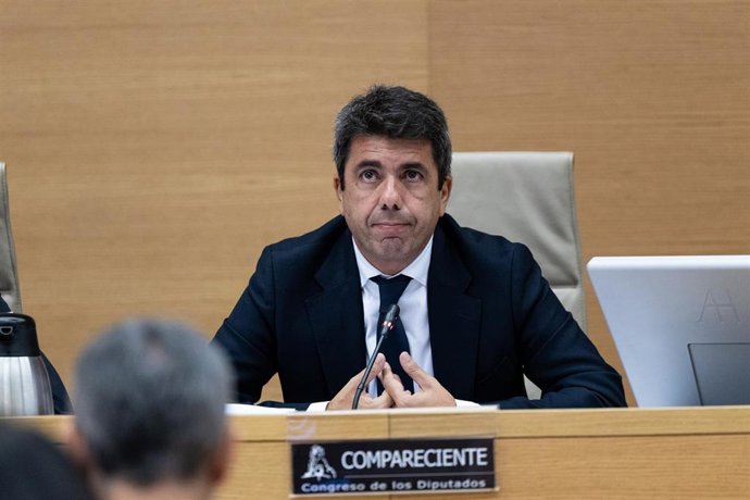 Archivo - El presidente en funciones de la Generalitat valenciana, Carlos Mazón, comparece ante la comisión de la dana, en el Congreso de los Diputados, a 17 de noviembre de 2025, en Madrid (España).