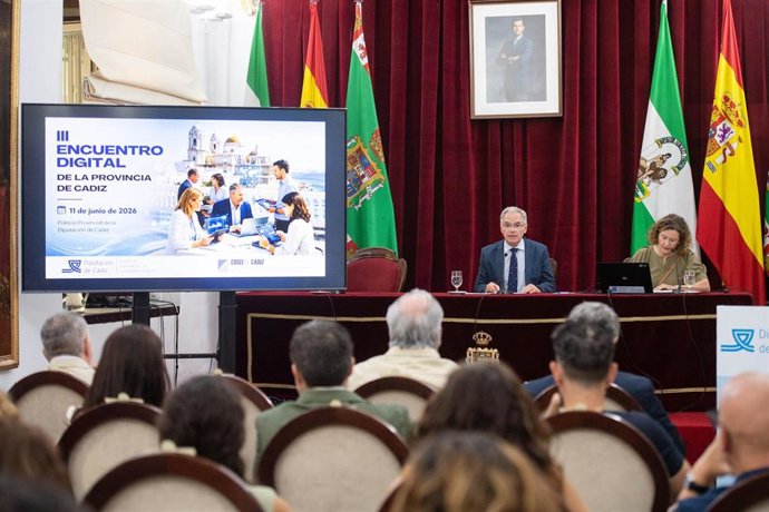 El vicepresidente tercero de la Diputación de Cádiz y responsable del Área de Función Pública y Recursos Humanos, Jacinto Muñoz, junto a la secretaria general de la Diputación gaditana, Marta Álvarez-Requejo, en el III Encuentro Digital