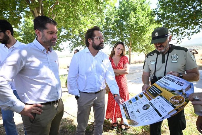 El delegado del Gobierno andaluz en Granada, Antonio Granados, visita el Cortijo de Las Mozas.
