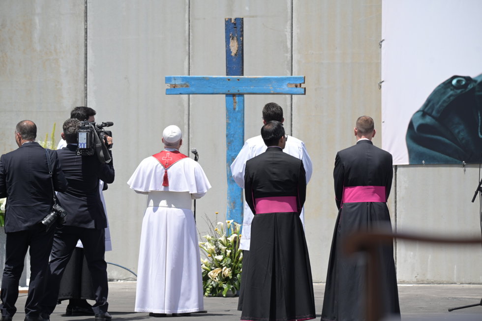 El Papa León XIV bendice una cruz hecha con madera de cayucos durante un encuentro con las realidades de acogida a los migrantes, en el puerto de Arguineguín, a 11 de junio de 2026, en Las Palmas de Gran Canaria, Las Palmas, Islas Canarias (España).