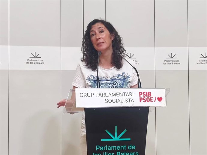 La diputada del PSIB Amanda Fernández, en rueda de prensa.