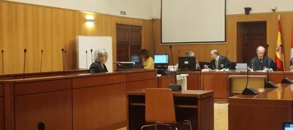 TSJCyL confirma multa de 4.860 euros a un empresario por explotar en Alaejos a temporeros 'sin papeles' . En la foto, la abogada defensora en el juicio en el que no compareció el acusado.
