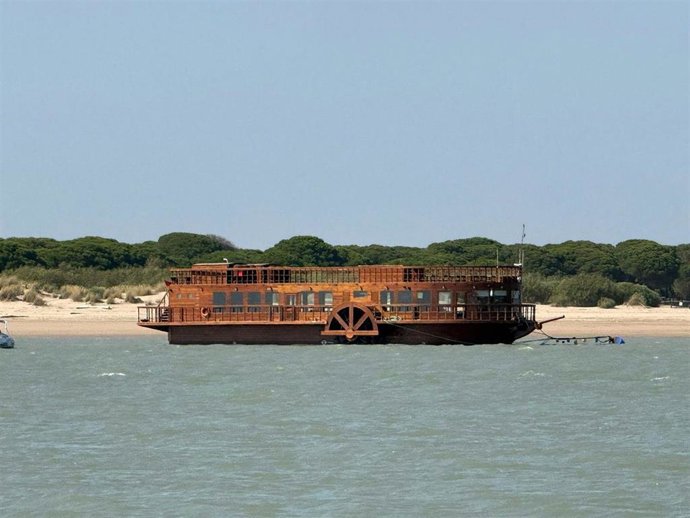 Imagen del nuevo 'Real Fernando' fondeado en aguas de Sanlúcar de Barrameda