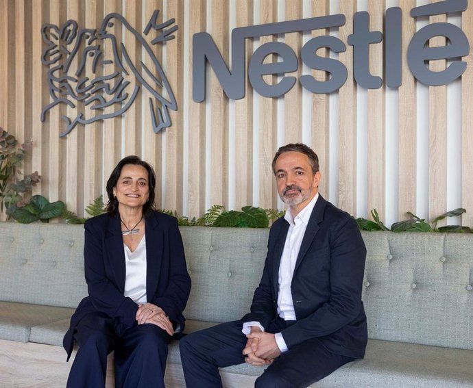 La directora de Ventas Corporativas de Nestlé España, Carla de Sivatte, y el director de Confectionery, Rai Cararach