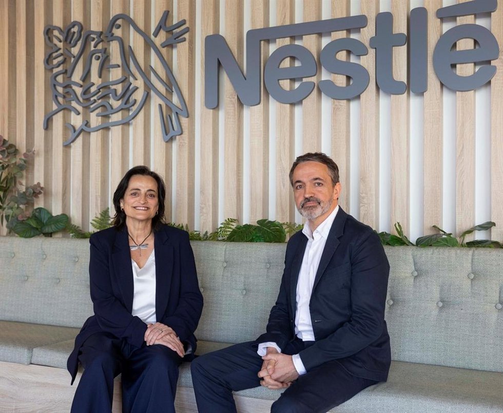 La directora de Ventas Corporativas de Nestlé España, Carla de Sivatte, y el director de Confectionery, Rai Cararach