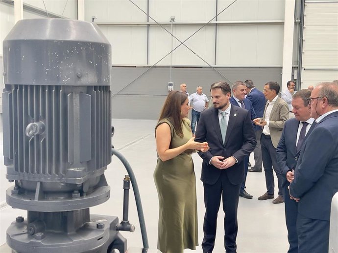 El vicepresidente  y consejero de Presidencia, Coordinación de la Acción de Gobierno, Interior y Emergencias, Abel Bautista, junto a otras autoridades urante la inauguración de la nueva almazara del grupo DCOOP en Pueblonuevo del Guadiana (Badajoz)