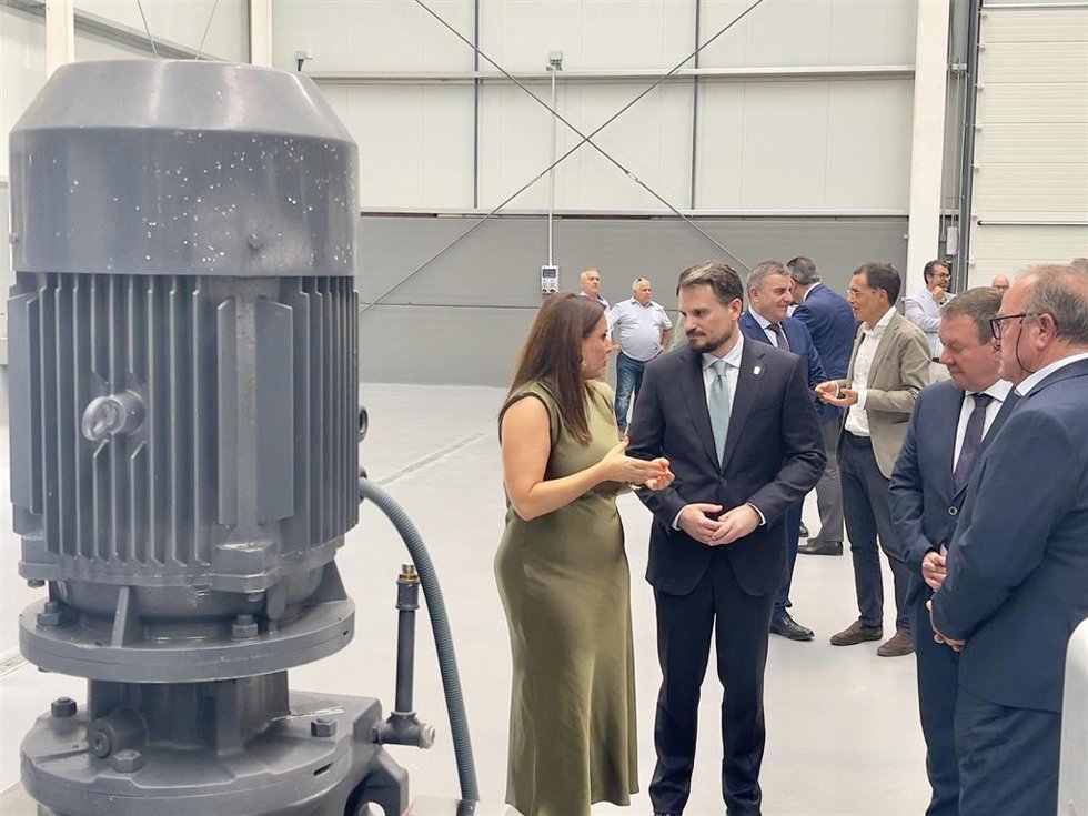 El vicepresidente  y consejero de Presidencia, Coordinación de la Acción de Gobierno, Interior y Emergencias, Abel Bautista, junto a otras autoridades urante la inauguración de la nueva almazara del grupo DCOOP en Pueblonuevo del Guadiana (Badajoz)