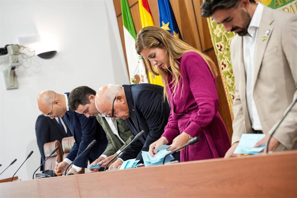 Recuento de votos para la elección del Presidente del Parlamento durante la sesión constitutiva de la XIII Legislatura andaluza. A 11 de junio de 2026 en Sevilla (Andalucía, España). El Parlamento andaluz ha celebrado este jueves, 11 de junio, la sesión c
