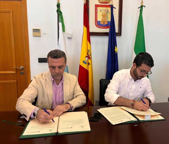 El delegado territorial de Justicia, Administración Local y Función Pública de la Junta de Andalucía en Sevilla, Javier Millán, y el alcalde de Las Cabezas de San Juan, José Solano.