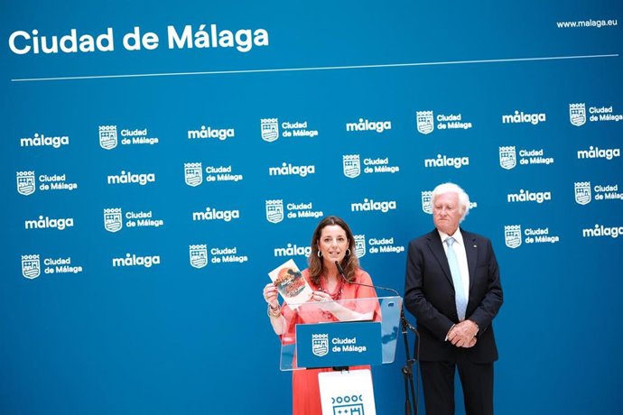 La concejala delegada de Participación Ciudadana, Migración y Cooperación al Desarrollo, Mar Torres, junto al decano del Cuerpo Consular acreditado en Málaga, José Luis Ramos, en rueda de prensa