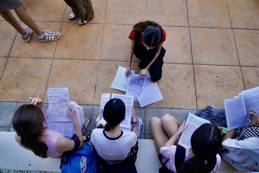 Imágenes de la primera jornada de la Prueba de Acceso a la Universidad (PAU) de 2026 en Málaga. A 2 de junio de 2026 en Málaga (Andalucía, España). 