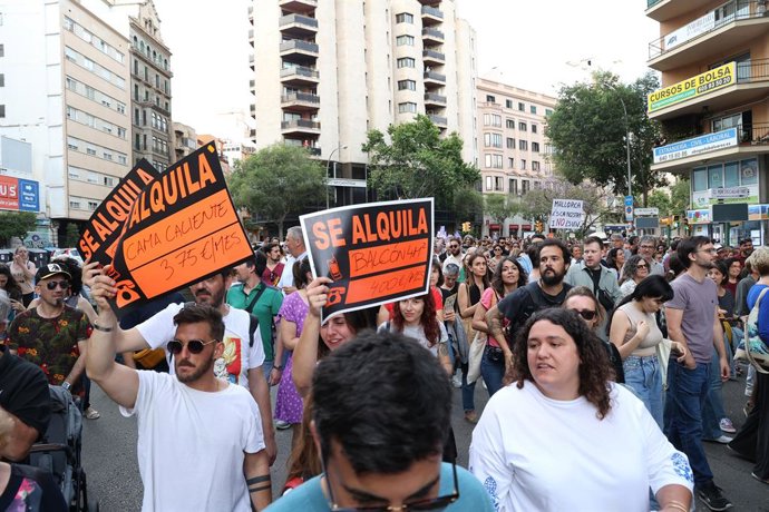 Archivo - Decenas de personas durante una manifestación contra la masificación turística y por la vivienda digna