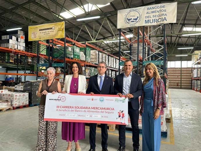 Acto de entrega de un cheque por valor de 6.000 euros recaudados en la III Carrera Solidaria organizada por Mercamurcia
