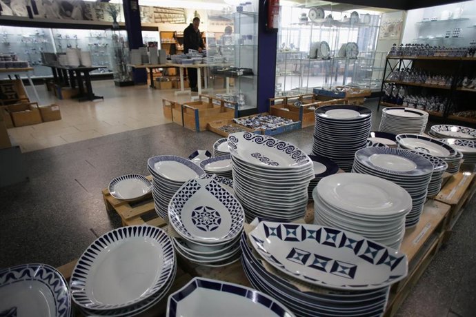 Archivo - Fuentes y platos en azul y blanco expuestas durante la primera jornada de estas rebajas, en el entorno de la Planta Circular de Sargadelos.