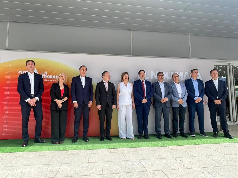 Foto de familia de la 37 edición de la Trobada Empresarial al Pirineu, en la Seu d'Urgell (Lleida)