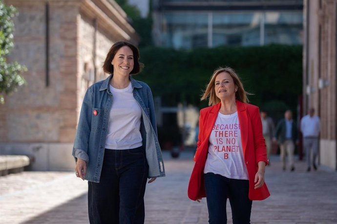 Archivo - La secretaria general del PSPV-PSOE, Diana Morant (i) y la secretaria general del PSOE de Valencia, Pilar Bernabé (d), en una imagen de archivo